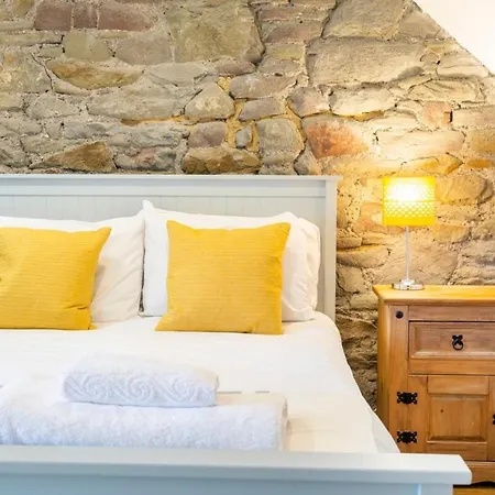 Grade Ii Listed Converted Church Tower - 6 Person 布里斯托
