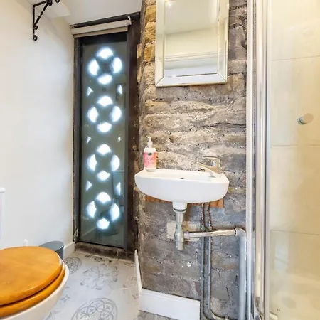 Grade Ii Listed Converted Church Tower - 6 Person Semesterbostad *