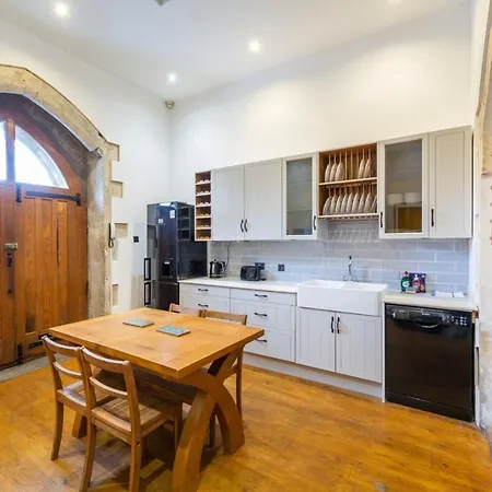بيت للعطل Grade Ii Listed Converted Church Tower - 6 Person